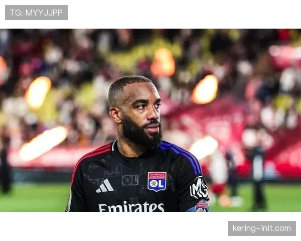 特写：生涯最后一季？37岁的里昂老将拉卡泽特在主场谢幕战泪洒赛场